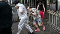 Des ressortissants chinois suspectés d'appartenir à un réseau de cybercriminalité sont escortés vers une prison sri-lankaise après leur arrestation à Colombo, le 9 mai 2026