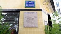 Une plaque commémorative apposée à l'occasion d'une cérémonie pour le 40e anniversaire de l'attentat rue des Rosiers, le 9 août 2022 à Paris