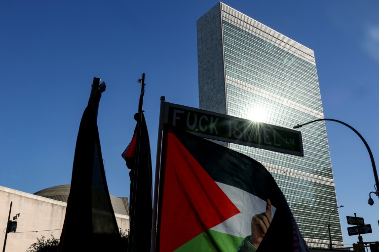 Un drapeau palestinien devant le siège de l'ONU à New York, le 18 septembre 2025
