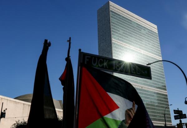 Un drapeau palestinien devant le siège de l'ONU à New York, le 18 septembre 2025