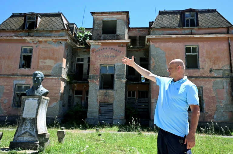Le journaliste Mustafa Canka  lors d'un entretien avec l'AFP devant le bâtiment administratif des marais salants abandonnés d'Ulcinj, le 14 juin 2026 au Monténégro