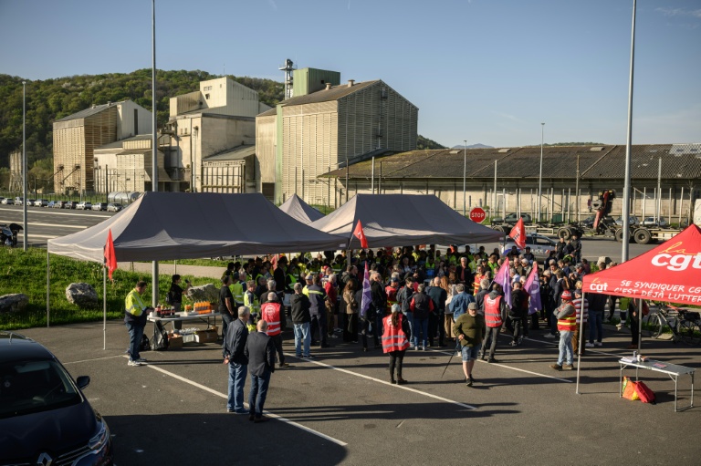 Des employés de l'usine de pâte à papier Fibre Excellence rassemblés devant le site de Saint-Gaudens, le 9 avril 2026 en Haute-Garonne