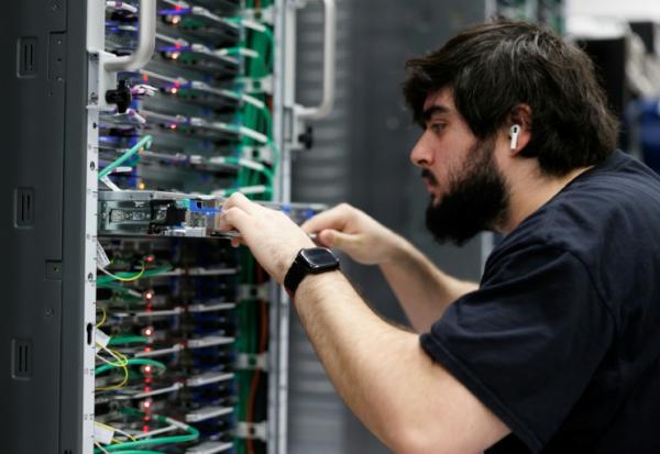 Un employé extrait un serveur dans un laboratoire d'Amazon Web Services à Austin (Texas)