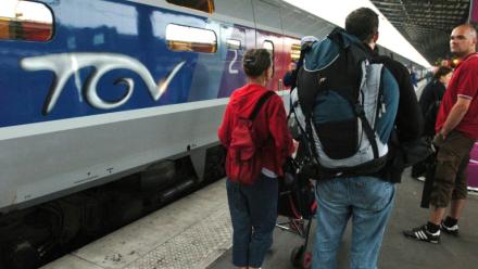 Le logo TGV sur un train de la ligne à grande vitesse Paris-Sarrebruck, via Strasbourg, le 10 juin 2007 à Strasbourg