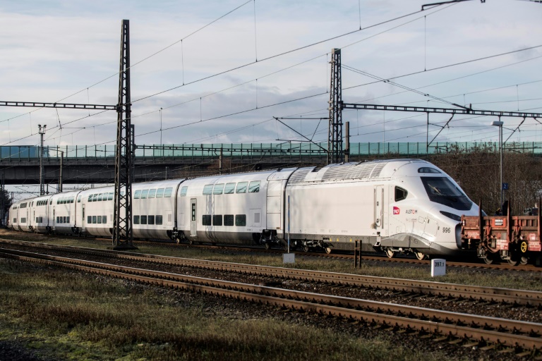 Le futur TGV M de la SNCF, ou Avelia, construit par Alstom, photographié à la gare Bechovice de Prague, le 7 décembre 2022, alors qu'il était en route pour une série d'essais au centre d'essais Velim.
