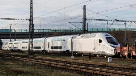 Le futur TGV M de la SNCF, ou Avelia, construit par Alstom, photographié à la gare Bechovice de Prague, le 7 décembre 2022, alors qu'il était en route pour une série d'essais au centre d'essais Velim.
