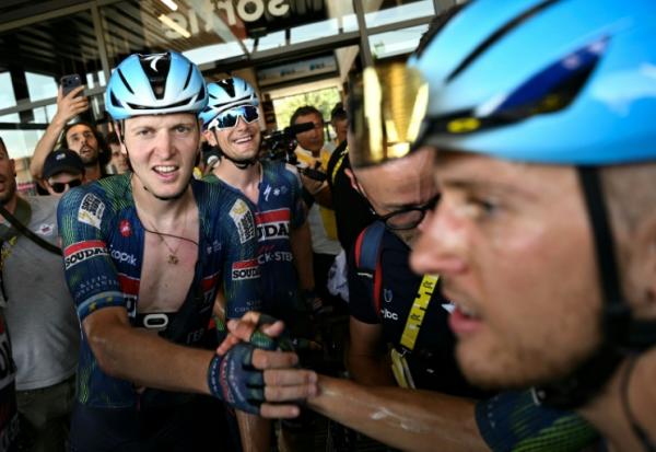 Le sprinteur belge Tim Merlier (G) après sa victoire lors de la 8e étape du Tour de France, le 11 juillet 2026 à Bergerac