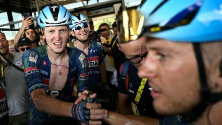 Le sprinteur belge Tim Merlier (G) après sa victoire lors de la 8e étape du Tour de France, le 11 juillet 2026 à Bergerac