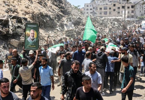 Des personnes transportent les corps de Palestiniens dont celui du dirigeant du Hamas Mohammed Odeh, tué la veille par l'armée israélienne, lors de ses funérailles à Gaza le 27 mai 2026