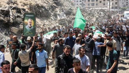 Des personnes transportent les corps de Palestiniens dont celui du dirigeant du Hamas Mohammed Odeh, tué la veille par l'armée israélienne, lors de ses funérailles à Gaza le 27 mai 2026