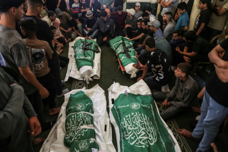 Rassemblement pour les funérailles de Palestiniens dont celles du dirigeant du Hamas Mohammed Odeh, tué la veille par l'armée israélienne, à Gaza le 27 mai 2026