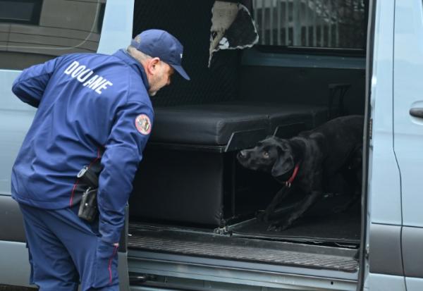 Un agent des douanes et son chien avant une opération antidrogue à Bayonne, le 22 janvier 2026 