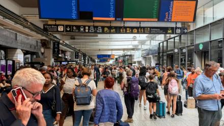 Des passagers patientent à la gare Montparnasse à Paris le 27 août 2026
