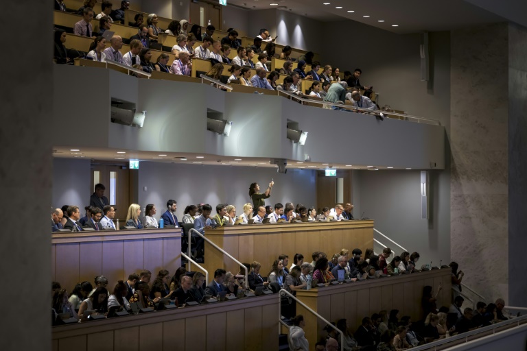 Les galeries de la grande salle pleniére du Palais des Nations de Genève (ONU) remplies lors d'une séance plénière à l'ouverture d'une session de négociation pour établir le premier traité contre la pollution plastique, le 5 aout 2025
