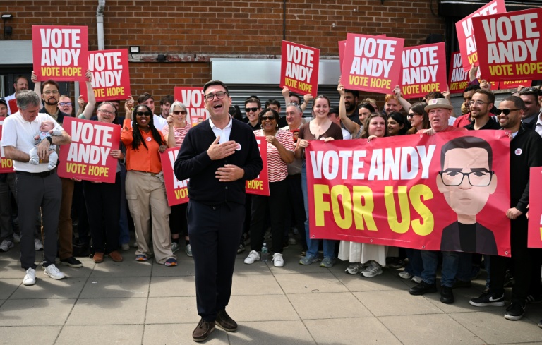 Le candidat du Parti travailliste, Andy Burnham, s'adresse à ses partisans devant le bureau de campagne du parti à Ashton, dans le Makerfield (nord-ouest de l'Angleterre), le 18 juin 2026