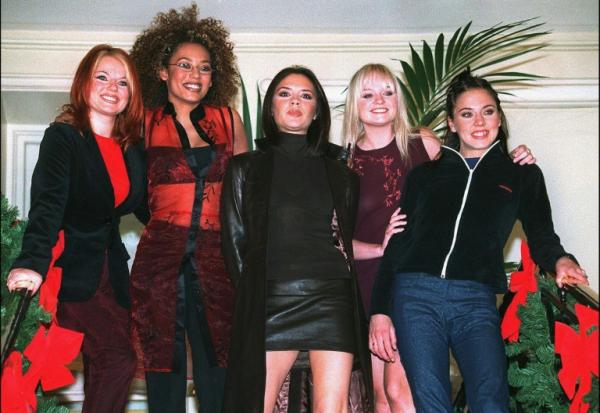 Les membres du groupe pop britannique les Spice Girls — de gauche à droite : Posh Spice, Victoria, Scary Spice, Mel B., Ginger Spice, Geri, Baby Spice, Emma et Sporty Spice, Mel C. — le 18 décembre 1997 à Madrid