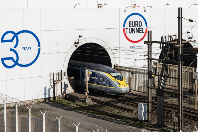 Un train Eurostar entre dans le tunnel sous la Manche, exploité par la société Eurotunnel, à Coquelles, le 4 avril 2025 dans le Pas-de-Calais