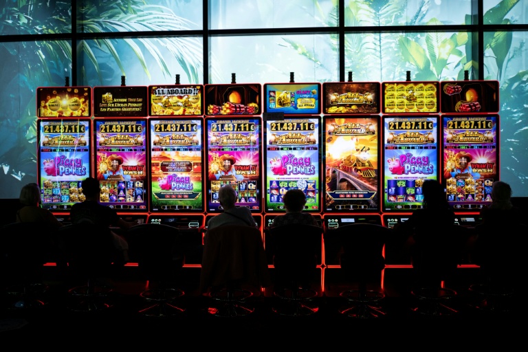 Des machines à sous dans un casino à Enghien-les-Bains (Val-d'Oise), le 12 mars 2026