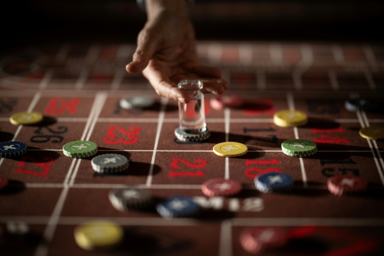 Une table de jeux dans une casino, à Enghien-les-Bains (Val-d'Oise), le 12 mars 2026