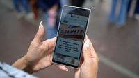 Une femme lit un article du site vénézuélien Caraota Digital à Caracas, le 17 septembre 2026