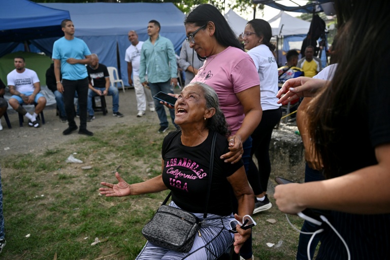 Des proches de prisonniers politiques se rassemblent devant la prison de Rodeo I, peu avant la libération de détenus à Guatire, au Venezuela, le 14 août 2026