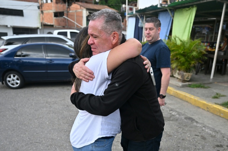 L'ancien prisonnier politique Jose Ignacio Moreno Suarez embrasse sa fille après sa libération de la prison de Rodeo I à Guatire au Venezuela, le 14 août 2026