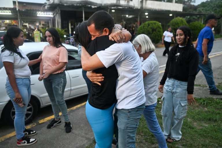 L'ancienne prisonnière politique Angela Vasquez embrasse son frère après sa libération de la prison de  Rodeo I à Guatire, au Venezuela, le 14 août 2026