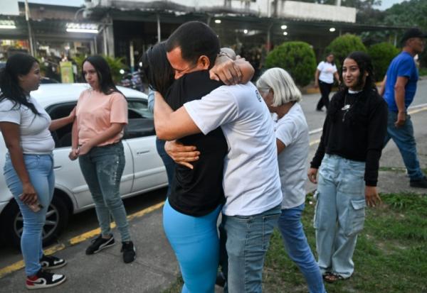 L'ancienne prisonnière politique Angela Vasquez embrasse son frère après sa libération de la prison de  Rodeo I à Guatire, au Venezuela, le 14 août 2026