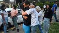 L'ancienne prisonnière politique Angela Vasquez embrasse son frère après sa libération de la prison de  Rodeo I à Guatire, au Venezuela, le 14 août 2026