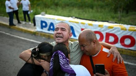 Le prisonnier vénézuélien Richard Puentes (C) enlace des membres de sa famille après sa libération de la prison El Rodeo 1, à Guatire, dans l’État de Miranda, au Venezuela, le 23 février 2026