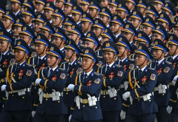 Des soldats de l'Armée populaire vietnamienne défilent lors d'une parade dans le cadre des célébrations du 80e anniversaire de l'indépendance du Vietnam, à Hanoï, le 2 septembre 2025