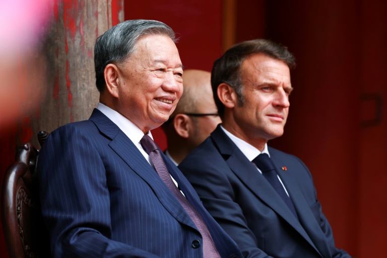 Le président français Emmanuel Macron (d) participe à un déjeuner avec To Lam, le secrétaire général du Parti communiste et de facto plus haut dirigeant vietnamien, à Hanoï, le 26 mai 2025