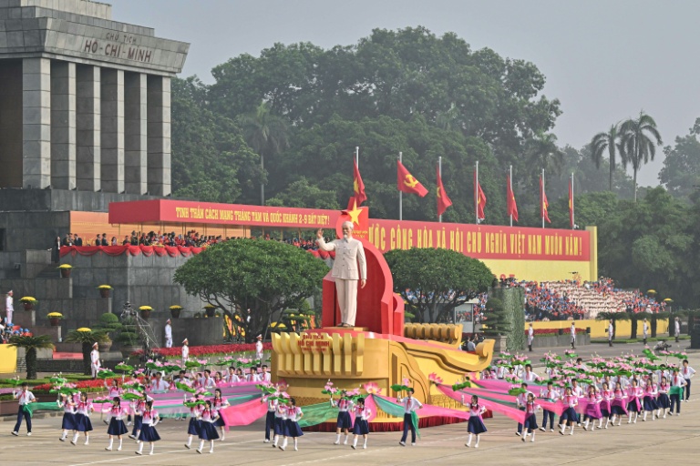 Un char de parade arborant une grande statue de Ho Chi Minh défile lors des célébrations du 80e anniversaire de l'indépendance du Vietnam, à Hanoï, le 2 septembre 2025