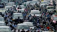 Des deux-roues au milieu du trafic à Hanoï au Vietnam le 17 juillet 2025