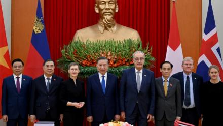 Le président du Vietnam, To Lam (c), la Première ministre du Liechtenstein, Brigitte Haas (3e g), et le président de la Suisse, Guy Parmelin (3e d), aux côtés de délégués lors de la cérémonie de signature de l'accord de libre-échange entre le Vietnam et l'AELE, le 18 octobre 2026 à Hanoï