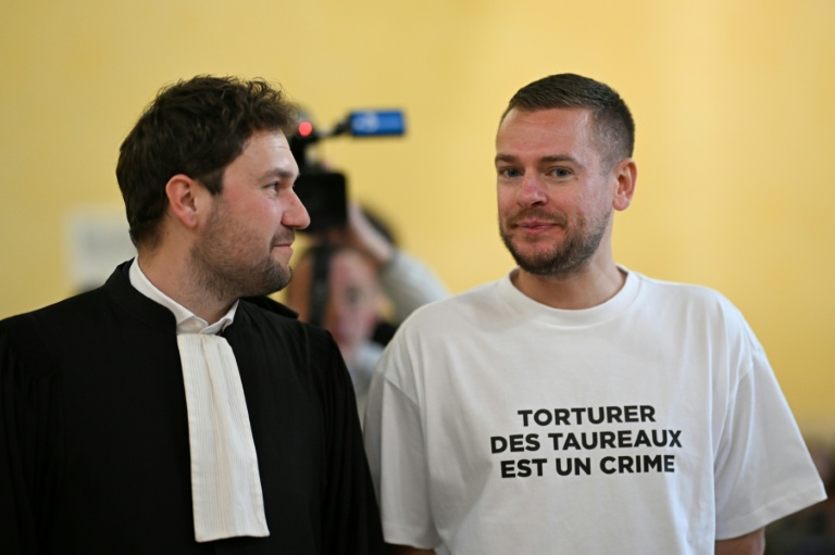 L'influenceur Jeremstar, de son vrai nim Jérémy Gisclon, et son avocat Chris Baptiste au tribunal pénal de Nîmes, le 2 avril 2026 dans le Gard