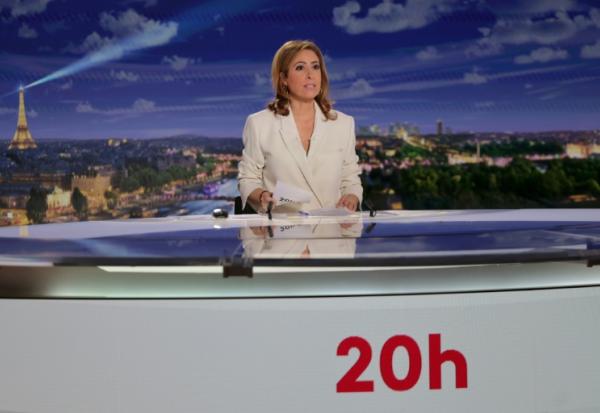 Léa Salamé présente le 20H00 de France 2 le 16 mars 2026, à Paris