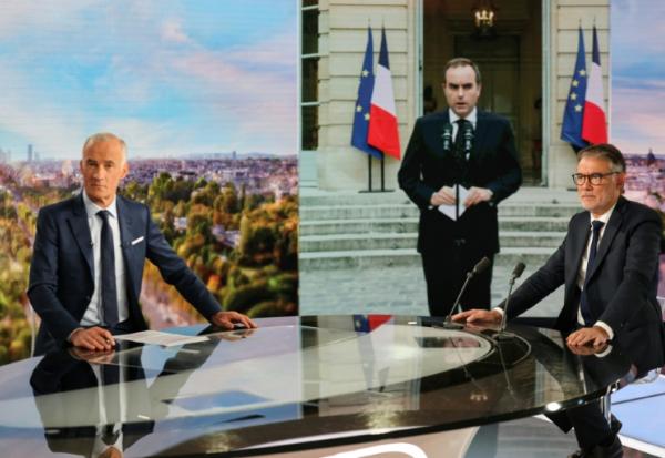 Olivier Faure (D) premier secrétaire du Parti Socialiste et le journaliste Gilles Bouleau, devant une image du Premier ministre démissionnaire Sébastien Lecornu, au 20h de TF1, à Boulogne-Billancourt, le 6 octobre 2025