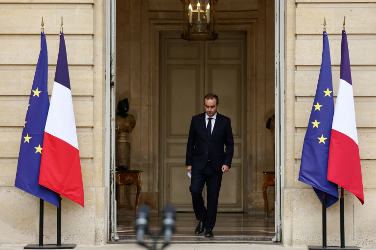 Le Premier ministre sortant Sébastien Lecornu, qui a présenté ce matin la démission de son gouvernement au président Emmanuel Macron, arrive pour faire une déclaration à l'hôtel Matignon, le 6 octobre 2025 à Paris