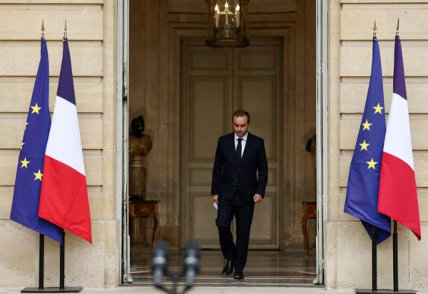 Le Premier ministre sortant Sébastien Lecornu, qui a présenté ce matin la démission de son gouvernement au président Emmanuel Macron, arrive pour faire une déclaration à l'hôtel Matignon, le 6 octobre 2025 à Paris