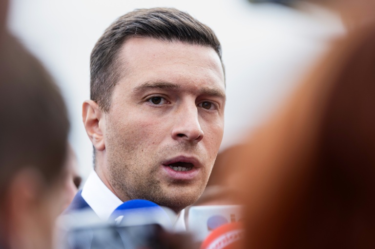 Le président du Rassemblement National (RN), Jordan Bardella, s'adresse à la presse lors d'une visite à la foire agricole de Châlons-en-Champagne, dans la Marne, le 29 août 2026