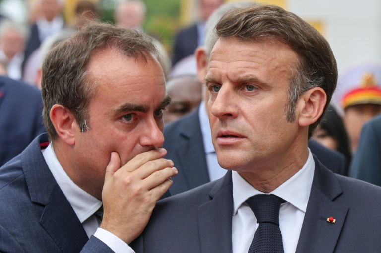 Le président Emmanuel Macron (D) parle avec Sébastien Lecornu, alors ministre des Armées, le 26 mai 2025 à Hanoï, au Vietnam 