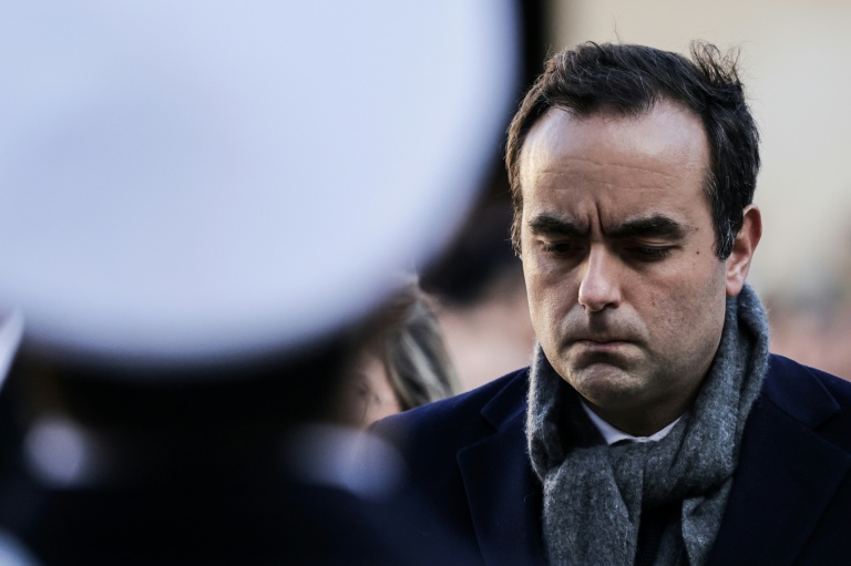 Sébastien Lecornu, alors ministre des Armées, lors d'une cérémonie dans la cour d'honneur des Invalides, le 7 janvier 2025 à Paris 