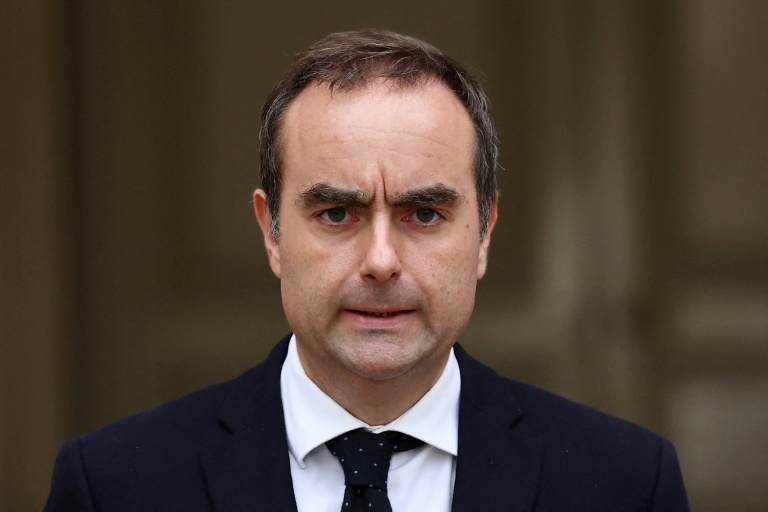 Sébastien Lecornu s'exprime le 6 octobre 2025 à l'Hôtel Matignon, à Paris,  après sa démission