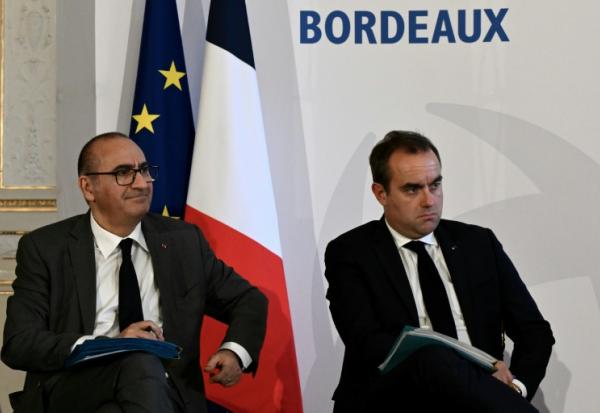Le ministre de l'Intérieur Laurent Nuñez, à gauche et à sa droite le Premier ministre Sébastien Lecornnu, le 2 avril 2026, à Bordeaux