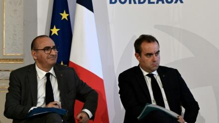Le ministre de l'Intérieur Laurent Nuñez, à gauche et à sa droite le Premier ministre Sébastien Lecornnu, le 2 avril 2026, à Bordeaux