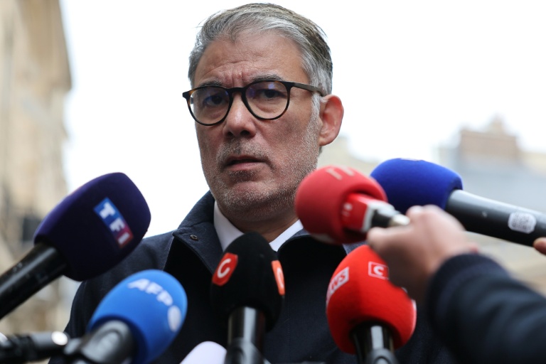 Le patron du PS Olivier Faure devant la presse après son entretien avec le Premier ministre Sébastien Lecornu à Matignon, le 3 octobre 2025