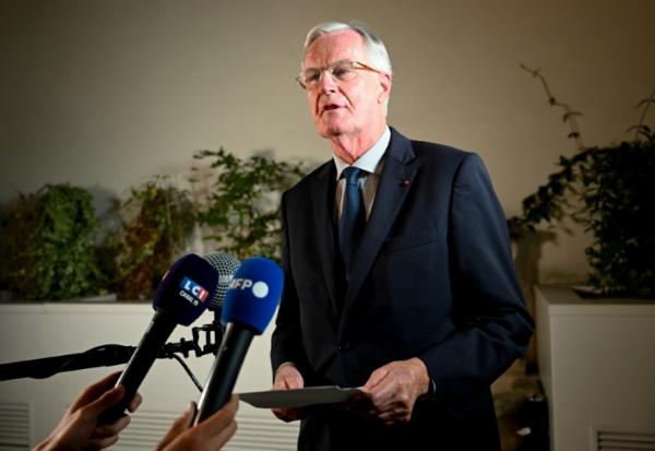 L'ancien Premier ministre Michel Barnier parle à la presse après le premier tour de la législative partielle dans la deuxième circonscription de Paris, le 21 septembre 2025