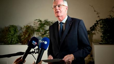 L'ancien Premier ministre Michel Barnier parle à la presse après le premier tour de la législative partielle dans la deuxième circonscription de Paris, le 21 septembre 2025
