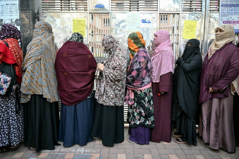 Des électrices font la queue pour voter aux législatives, le 12 février 2026 à Dacca, au Bangladesh